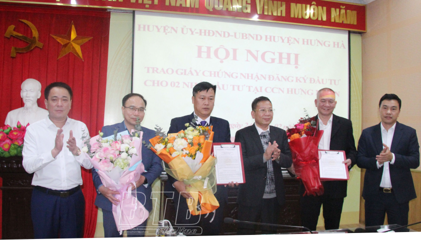 Hưng Hà: Trao giấy chứng nhận đăng ký đầu tư cho 2 nhà đầu tư tại cụm công nghiệp Hưng Nhân