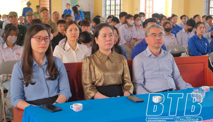 Đồng chí Trưởng ban Tuyên giáo và Dân vận Tỉnh ủy khảo sát mô hình dân vận “Bình dân học vụ số”
