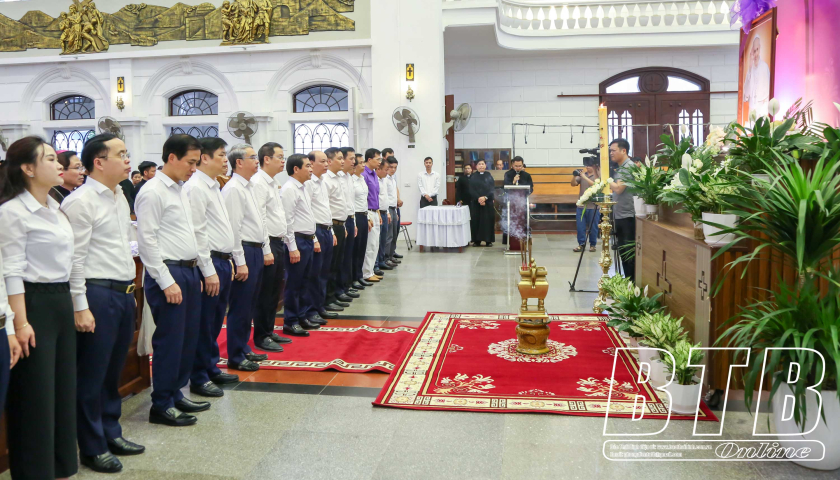 Đoàn công tác của tỉnh Thái Bình thăm hỏi, chia buồn tại Tòa Giám mục Giáo phận Thái Bình về việc Giáo hoàng Francis qua đời