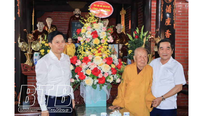 Đồng chí Nguyễn Tiến Thành, Phó Bí thư thường trực Tỉnh ủy, Chủ tịch HĐND tỉnh chúc mừng các chức sắc, tăng ni, tín đồ Phật tử tại huyện Kiến Xương
