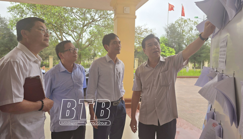 Đồng chí Trưởng ban Tổ chức Tỉnh ủy kiểm tra công tác lấy ý kiến nhân dân về Đề án hợp nhất, sắp xếp đơn vị hành chính cấp tỉnh, cấp xã tại huyện Hưng Hà