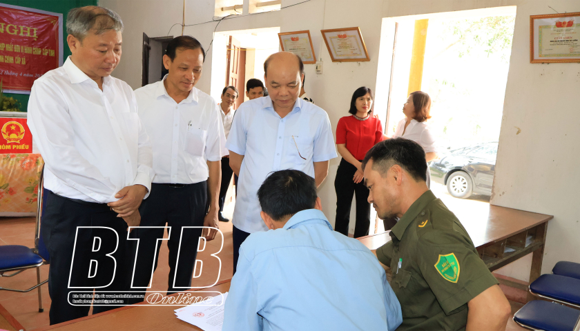 Đồng chí Đặng Thanh Giang, Ủy viên Ban Thường vụ Tỉnh ủy, Phó Chủ tịch thường trực HĐND tỉnh kiểm tra tra công tác tổ chức lấy ý kiến cử tri trên địa bàn huyện Vũ Thư