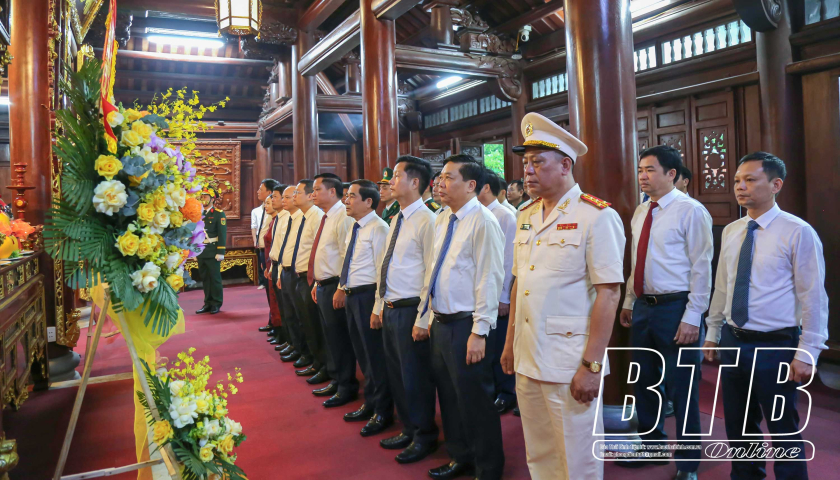 Tỉnh ủy, HĐND, UBND, Ủy ban MTTQ tỉnh: Dâng hương tưởng niệm Chủ tịch Hồ Chí Minh