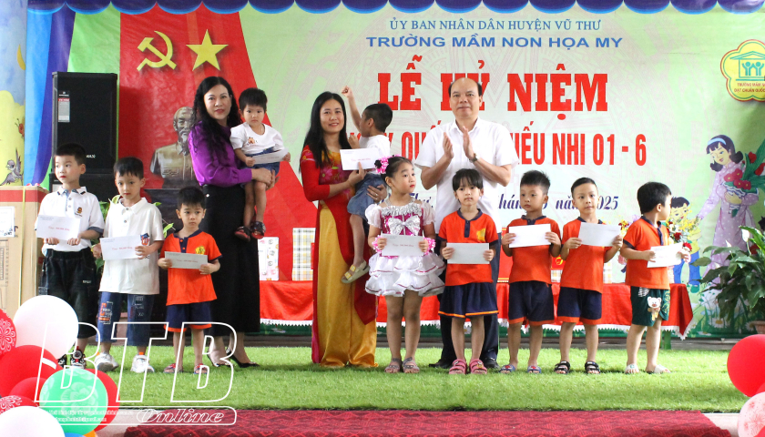 Các đồng chí Ủy viên Ban Thường vụ Tỉnh ủy, lãnh đạo HĐND, Đoàn đại biểu Quốc hội tỉnh thăm, tặng quà các cháu thiếu nhi