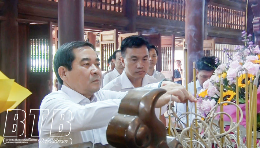 Đồng chí Nguyễn Tiến Thành, Phó Bí thư thường trực Tỉnh ủy, Chủ tịch HĐND tỉnh dâng hương tưởng niệm Nhà bác học Lê Quý Đôn