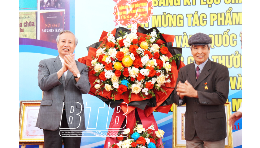 Nhà văn Minh Chuyên đón nhận danh hiệu Anh hùng Lao động và các giải thưởng trong nước, quốc tế