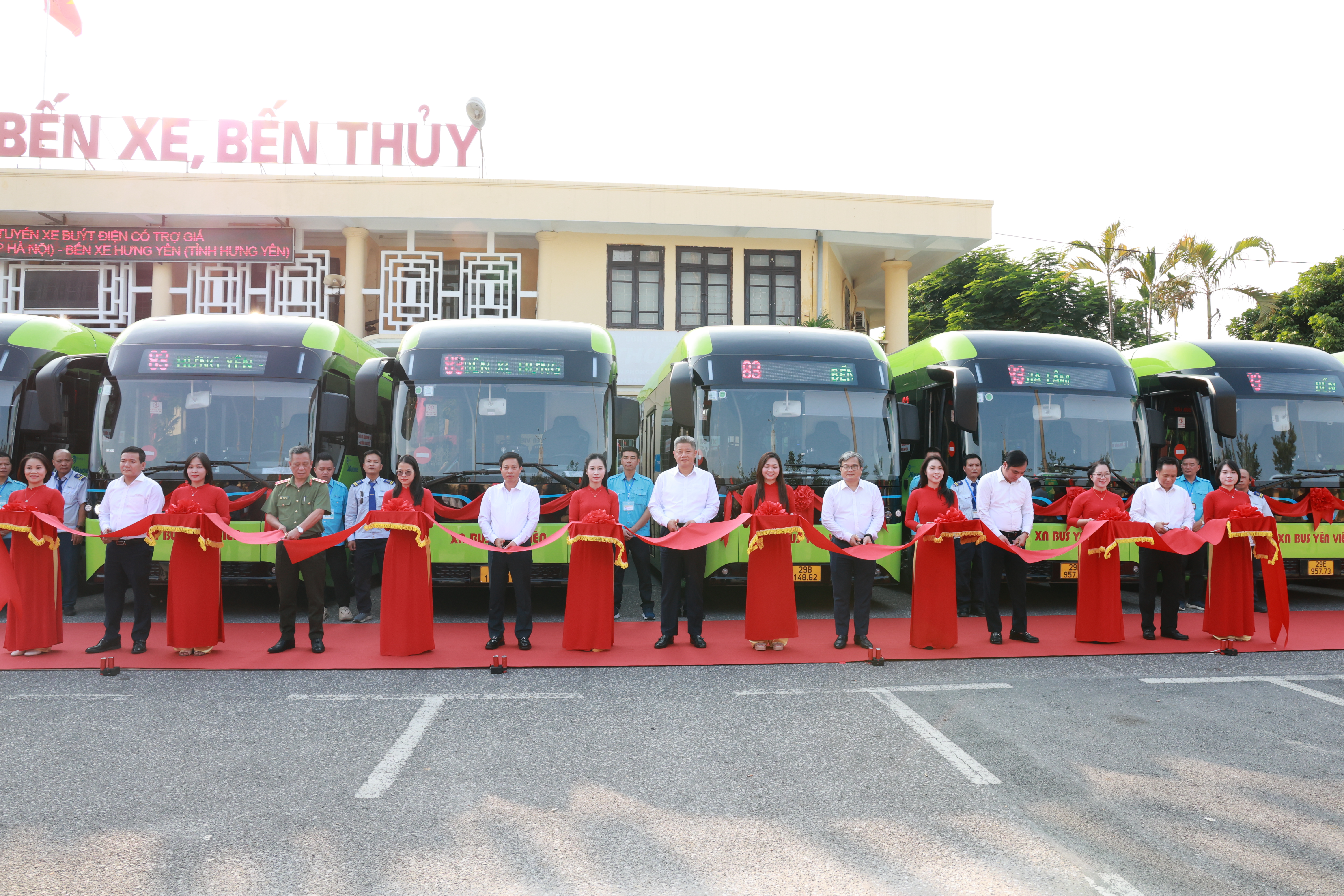 Khai trương tuyến buýt điện trợ giá liên tỉnh kết nối Bến xe Gia Lâm với Bến xe Hưng Yên