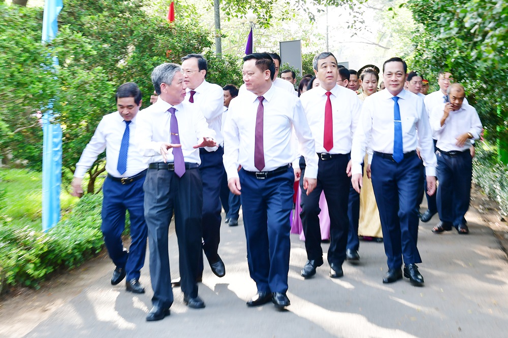 Lãnh đạo hai tỉnh Trà Vinh - Thái Bình viếng Đền thờ Bác Hồ, Nghĩa trang liệt sĩ và Bia Chiến thắng