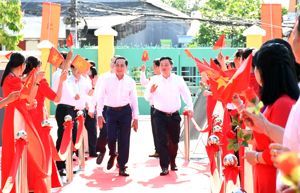Đoàn công tác tỉnh Thái Bình thăm Trường THCS Thái Bình tại huyện Càng Long